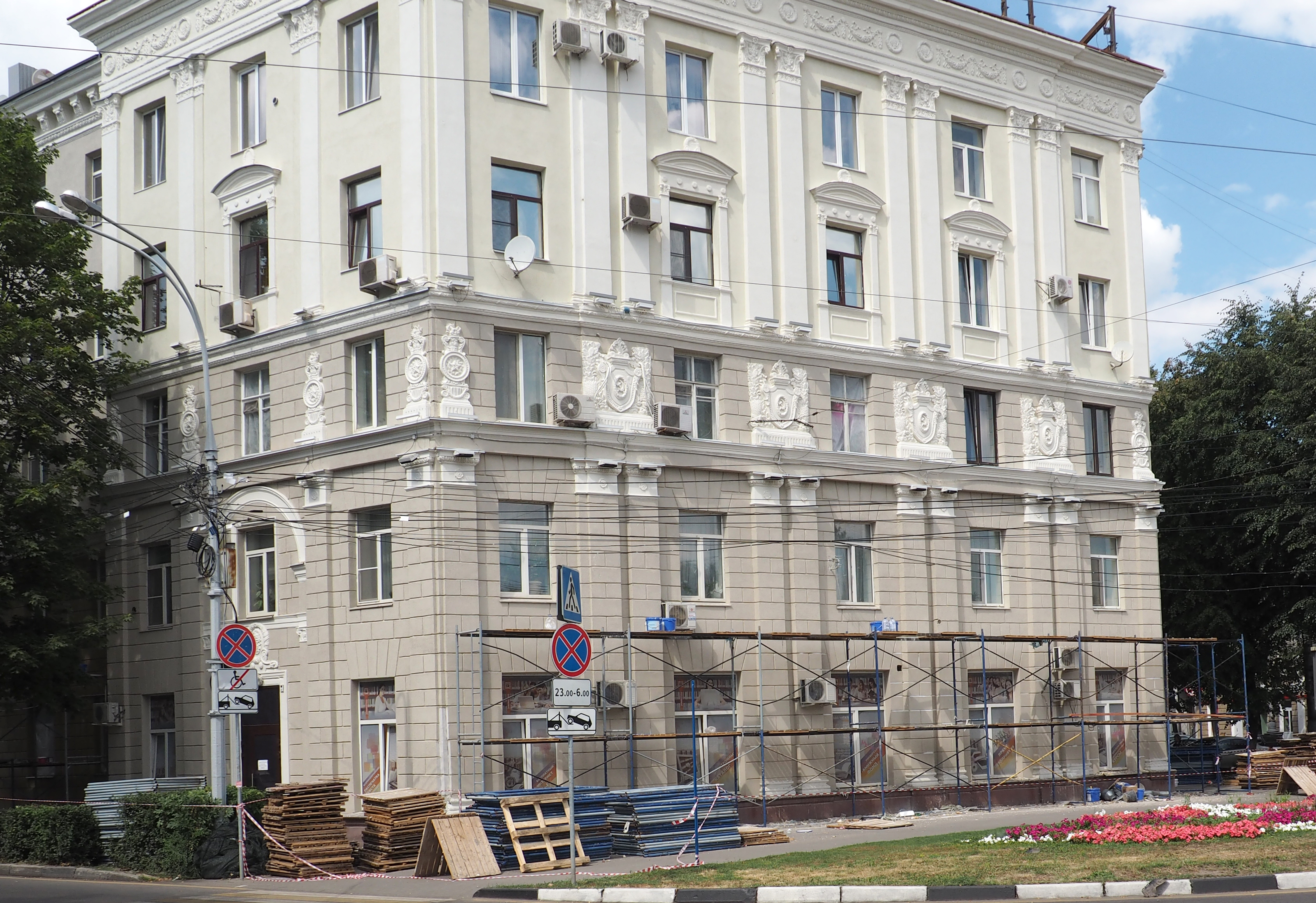 При проведении капремонта фасадов в Воронеже восстанавливаются элементы архитектурного декора    
