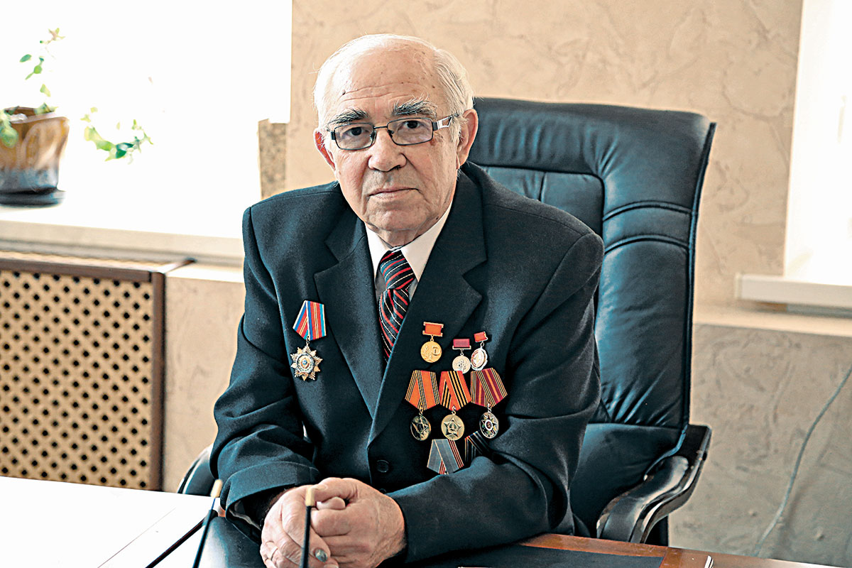 Начинал молотобойцем...