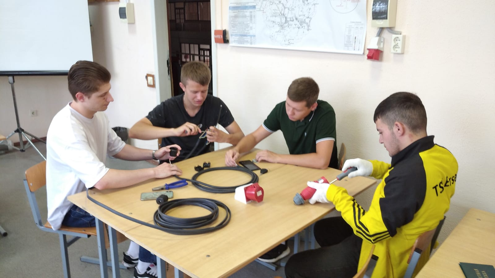 Бойцы студенческих отрядов продолжают осваивать рабочие профессии