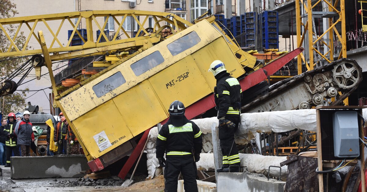Инспекцией труда начато расследование несчастного случая на стройке, в ходе которого двое рабочих погибло, один в тяжелом состоянии