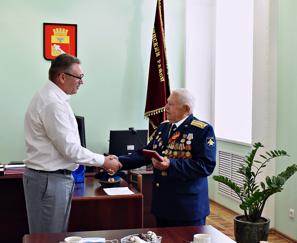 В Ленинском районе ветерану вручили памятный знак