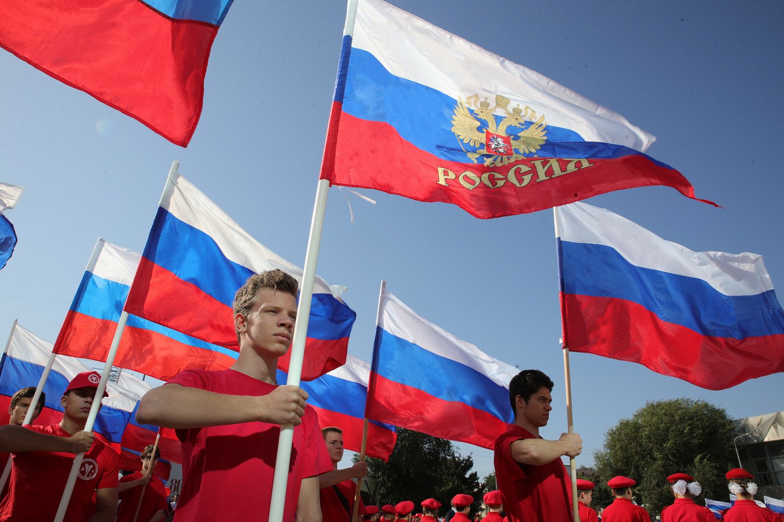 На дамбе Чернавского моста в Воронеже развернут 100-метровый флаг России